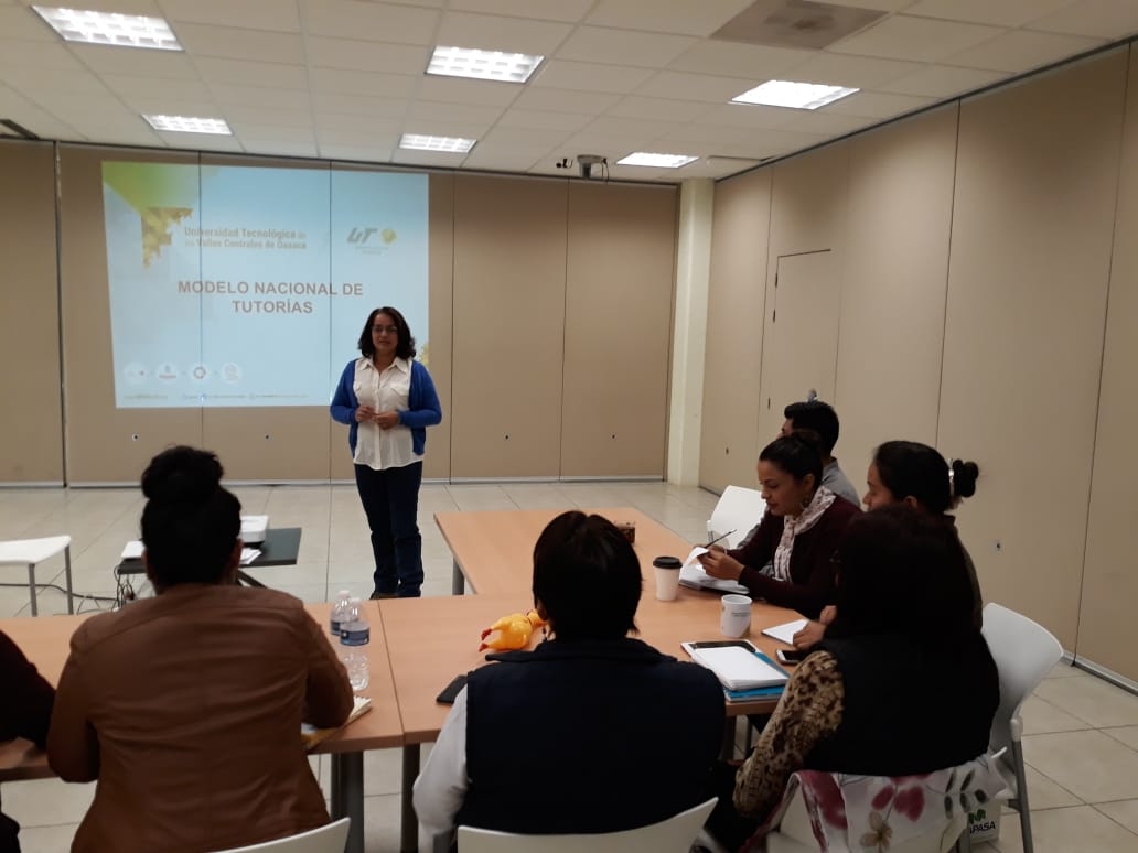GiselaBlasP's tweet photo. La acción tutorial es clave en el modelo de #UUTT, de ahí la importancia de capacitarnos y retroalimentar el #PIT de @utvco. Platicamos con coordinadorxs de tutorías de las carreras y lxs reponsables de áreas de apoyo sobre el nuevo #ModeloNacionaldeTutorías https://t.co/yfkABGG8MJ