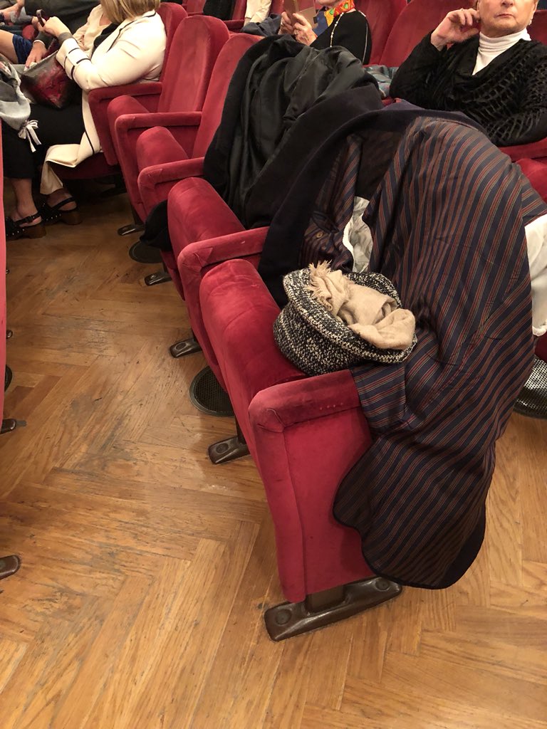 Al #Teatro dell’#Opera di #Roma questo il livello di terza fila di platea. Un indegno accampamento. Segno di imbarbarimento e #maleducazione imperante nella capitale d’Italia. Se anche qui è permesso e tollerato ciò, figuriamoci per strada. #Tosca #Puccini #operadiroma
