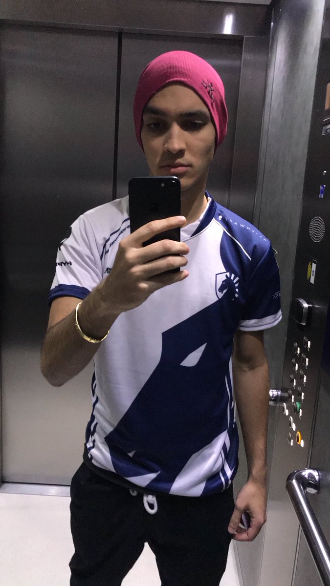 TACOCS's tweet photo. Liquid not only got a good player but also a top model https://t.co/2zEU3uay76