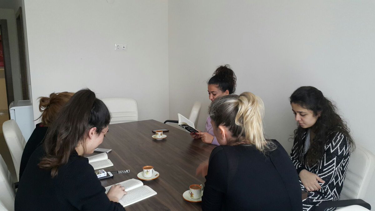 KocaeliKYGM's tweet photo. Canfeda Hatun Yurdunda Kitap Atölyesinde Albert Camus'un "Yabancı" eseri değerlendiriliyor. https://t.co/LlGdirRgHA
