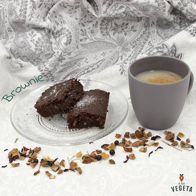 elojovegeta's tweet photo. Brownie vegano 😍 que rico!!! Ingredientes:
300 gr de harina 
300 gr de azúcar 
200 gr de chocolate para fundir 
200 gr de  margarina 
250 ml de agua
30 gr de cacao en polvo
50 gr de nueces 
1 cucharadita de extracto de vainilla 
1 cucharadita de leva… https://t.co/FIybkj2tbl https://t.co/ssQwvqp87E