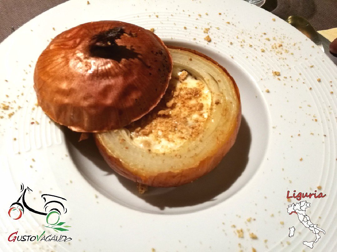 Gustovagando's tweet photo. Cipolla ripiena. La cremosità del formaggio insieme alla dolcezza della cipolla e la sapidità della luganega. Che aggiungere? Grazie Antica Osteria del Parroco. #food #foodporn #cipollaripiena #anticaosteriadelparroco #busalla #liguria https://t.co/60UD3v8ka1