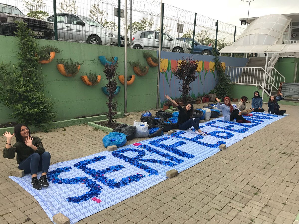 KocaeliKYGM's tweet photo. Şerife Gelin Yurdu Mavi Kapaklar Engelsiz Hayatlar diyerek Omurilik Felçlileri Derneği için kapak topluyor. https://t.co/wOPZCxou1V