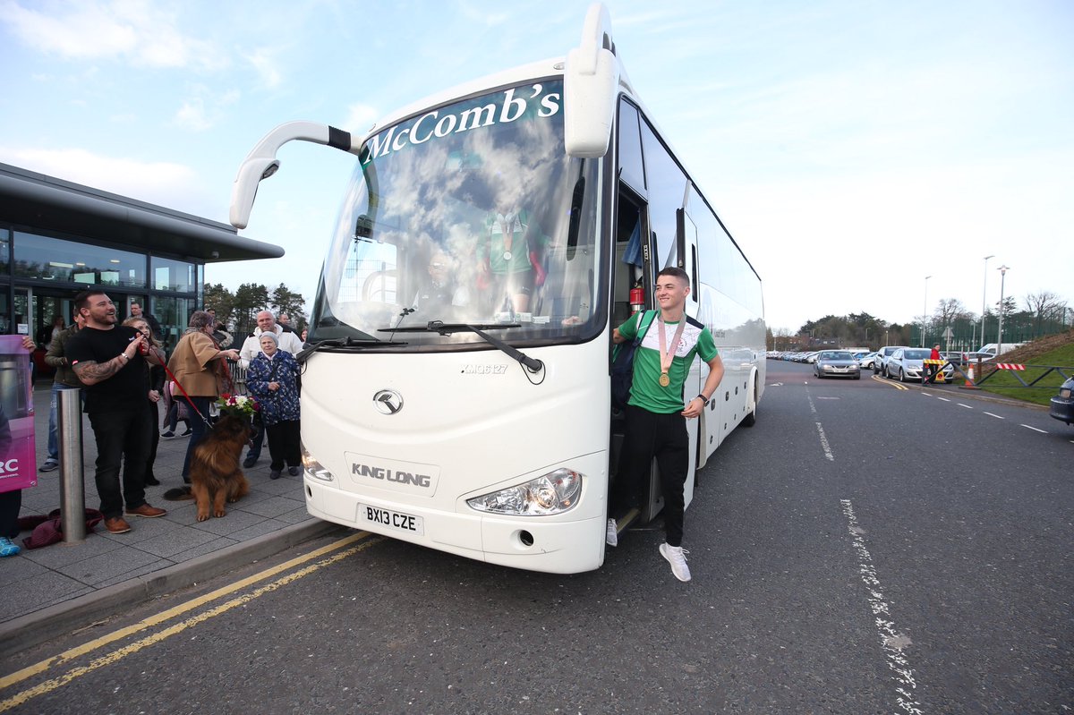 _SportNI's tweet photo. Welcome home @GoTeamNI! Fantastic to see athletes and support staff return from @GC2018 with 12 🏅🏅Congratulations to all for your hard work, determination and team spirit! #sharethedream #commonwealthgames https://t.co/s3RVUjQD1O