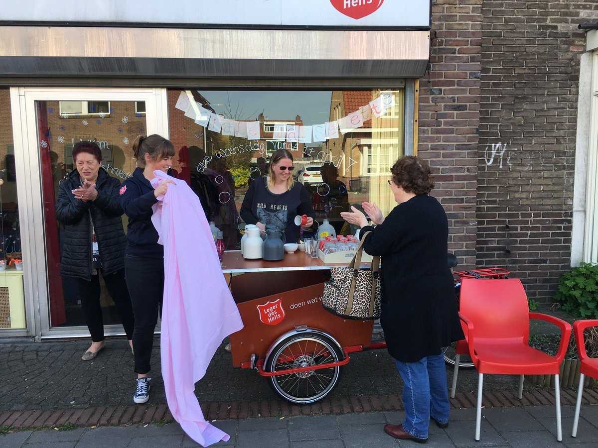 BijBosshardt024's tweet photo. Straatkoffie houden wordt nu nog makkelijker met onze koffiefiets!
Vandaag onthuld en in dienst genomen.
Mede dankzij fietsers @RingRingFkm kunnen wij dit jaar de fiets inzetten. https://t.co/EwaLbrkWsi