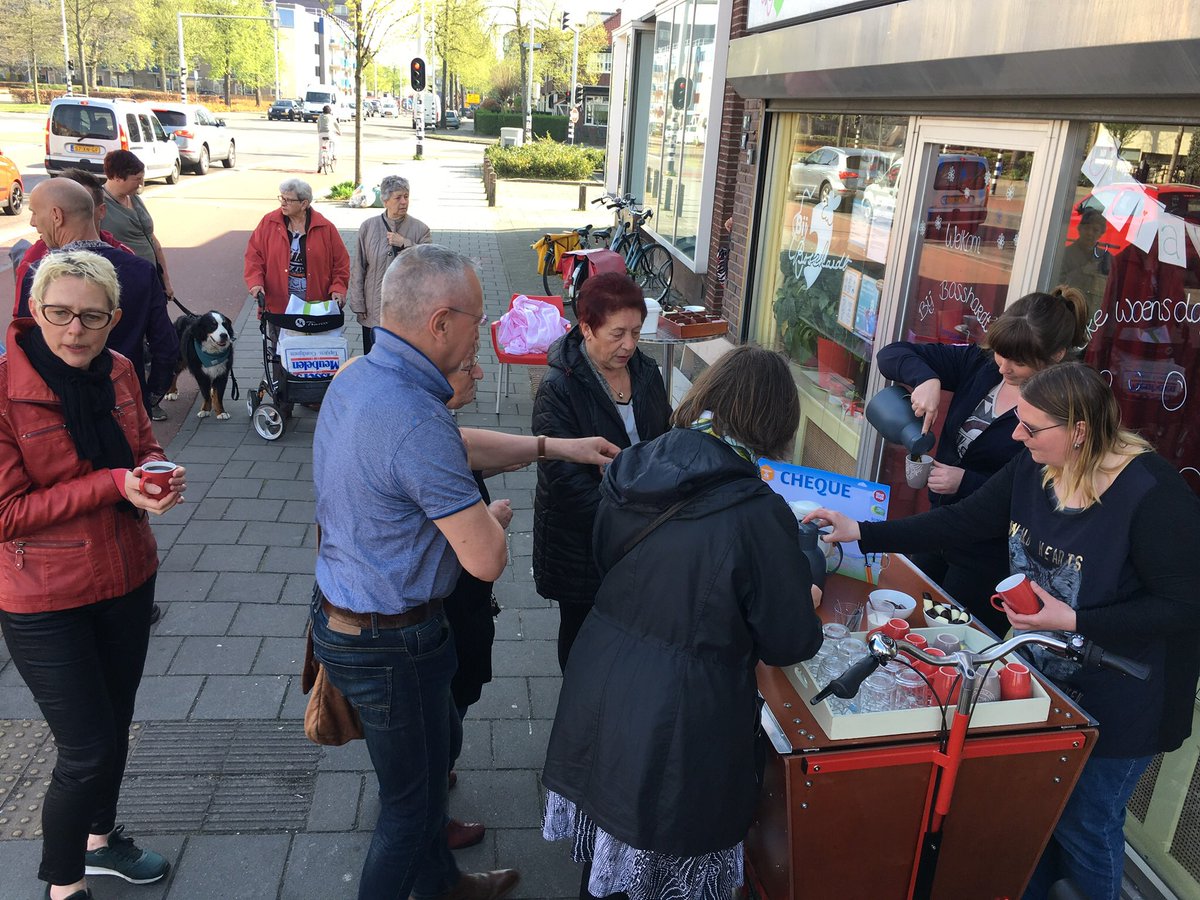 BijBosshardt024's tweet photo. Straatkoffie houden wordt nu nog makkelijker met onze koffiefiets!
Vandaag onthuld en in dienst genomen.
Mede dankzij fietsers @RingRingFkm kunnen wij dit jaar de fiets inzetten. https://t.co/EwaLbrkWsi