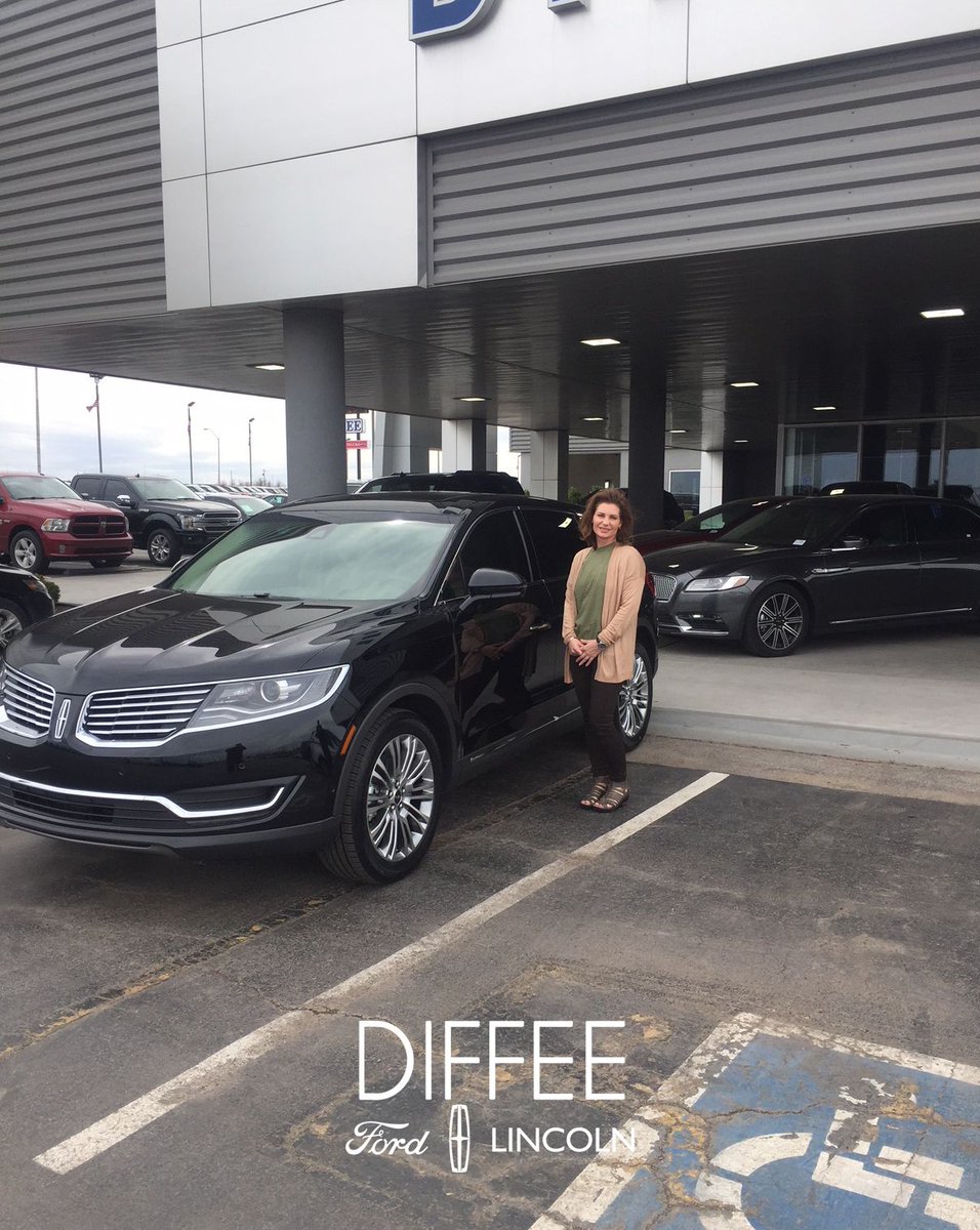 DiffeeFordLinc's tweet photo. Mrs. Yeager visited us all the way from Texas to purchase a 2018 #Lincoln MKX from Conner! Thanks for making the trip! We appreciate your business! #MyNewDiffeeLincoln #SoldByConner #LincolnMKX https://t.co/QB85SkJ6G6