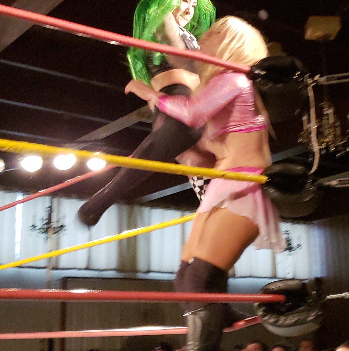 JIrwinNXTFan's tweet photo. #Shimmer101 @Shazza_McKenzie vs @Shotziblack https://t.co/kVtvEaDS0Y