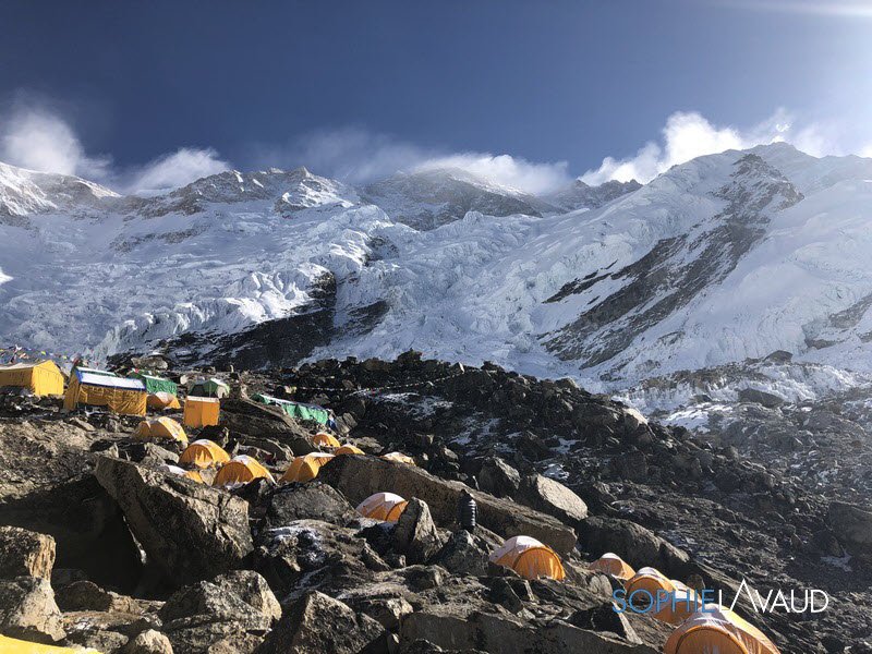 SophieLavaud's tweet photo. 2 jours que l’hélicoptère nous a déposé à 5475 mètres, altitude de notre camp de base. Après un inoubliable vol hélico, me voilà installée au camp de base.
#RECCO #BeSearchable #CASGenève #sportquestgeneva
#welovealgae (Algorigin)
#Kangchenjunga2018 #letsgosummit https://t.co/O7uR63mItC