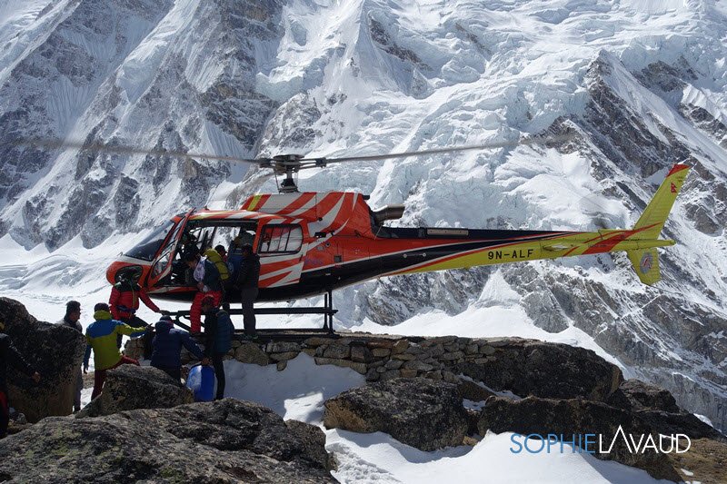 SophieLavaud's tweet photo. 2 jours que l’hélicoptère nous a déposé à 5475 mètres, altitude de notre camp de base. Après un inoubliable vol hélico, me voilà installée au camp de base.
#RECCO #BeSearchable #CASGenève #sportquestgeneva
#welovealgae (Algorigin)
#Kangchenjunga2018 #letsgosummit https://t.co/O7uR63mItC