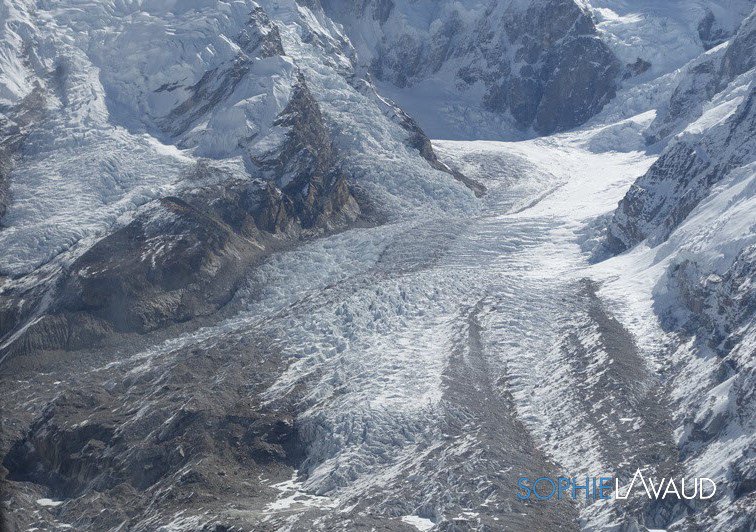 SophieLavaud's tweet photo. 2 jours que l’hélicoptère nous a déposé à 5475 mètres, altitude de notre camp de base. Après un inoubliable vol hélico, me voilà installée au camp de base.
#RECCO #BeSearchable #CASGenève #sportquestgeneva
#welovealgae (Algorigin)
#Kangchenjunga2018 #letsgosummit https://t.co/O7uR63mItC