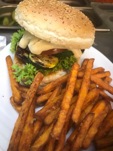 Die Küche hat ein Angebot: ein neuer Veggie Burger, mit gegrilltem Gemüse, feiner Knoblauchsoße und Süßkartoffelpommes. Probieren! Und wenns euch gefällt, bleibt er :)