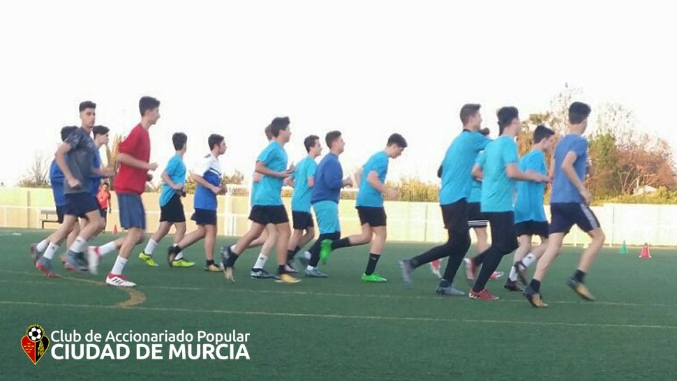 /ENTRENAMIENTO/

El equipo cadete vuelve a los entrenamientos a falta de tres partidos para el final de la temporada. La tercera plaza ya es prácticamente matemática.