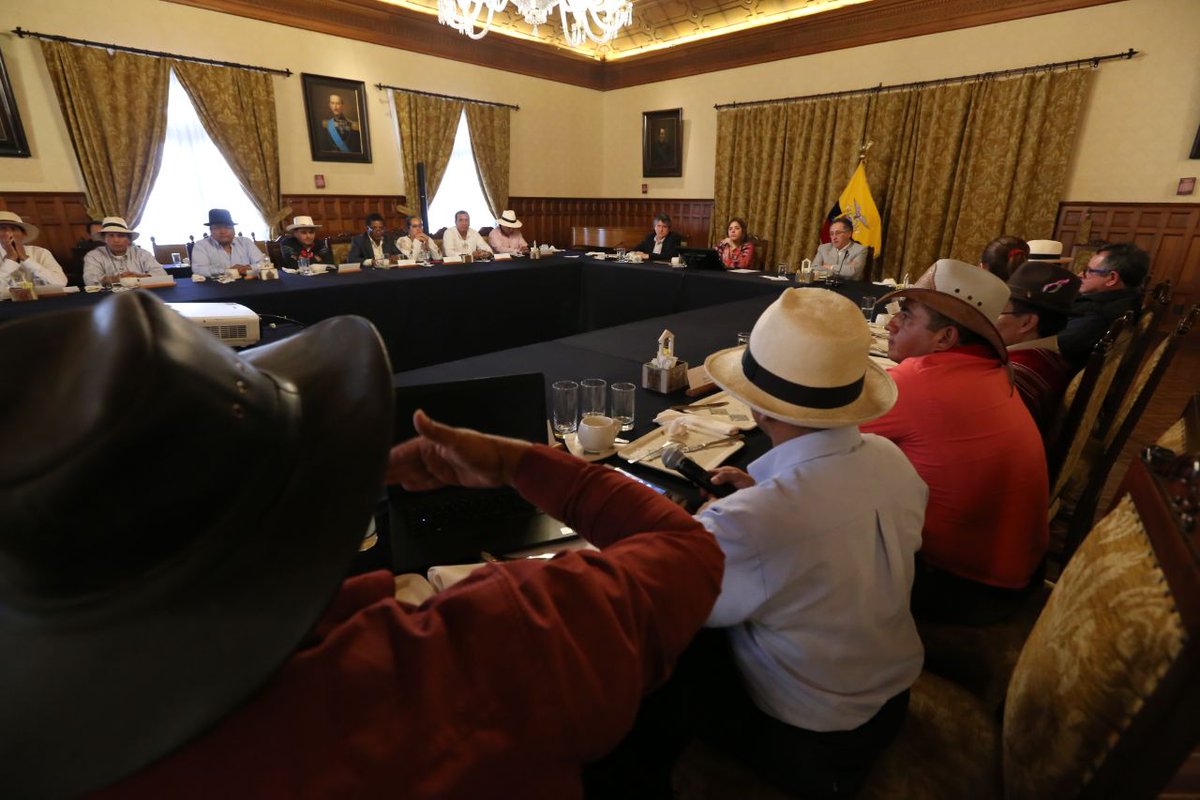 Vice_Ec's tweet image. En el Palacio de Gobierno, la Vicepresidenta @marialevicuna dialogó con representantes de @CLOC_LVC, @CNC_ELOY_ALFARO y otras organizaciones campesinas, las mismas que presentaron propuestas de trabajo para aplicarlas en el sector rural. | #GranMingaAgropecuaria