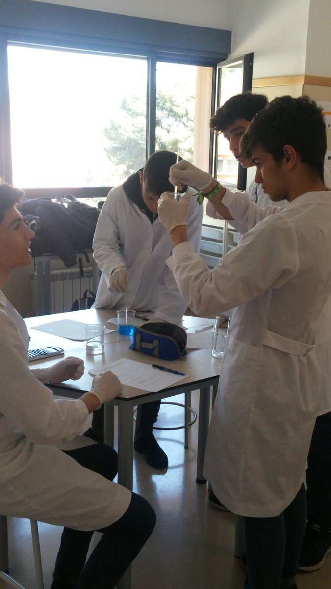 PadreDamianSSCC's tweet photo. Fa uns dies els alumnes de #4tESOPD investigaven les 🔋... avui els alumnes de #2nBTXPD han aprofundit en l'electroquímica fent #pràctiques 📝 per preparar-se per les #provespau2018 #quimica #laboratori #practiquesdequimica #aprenemfent https://t.co/fqhH9ktWpZ