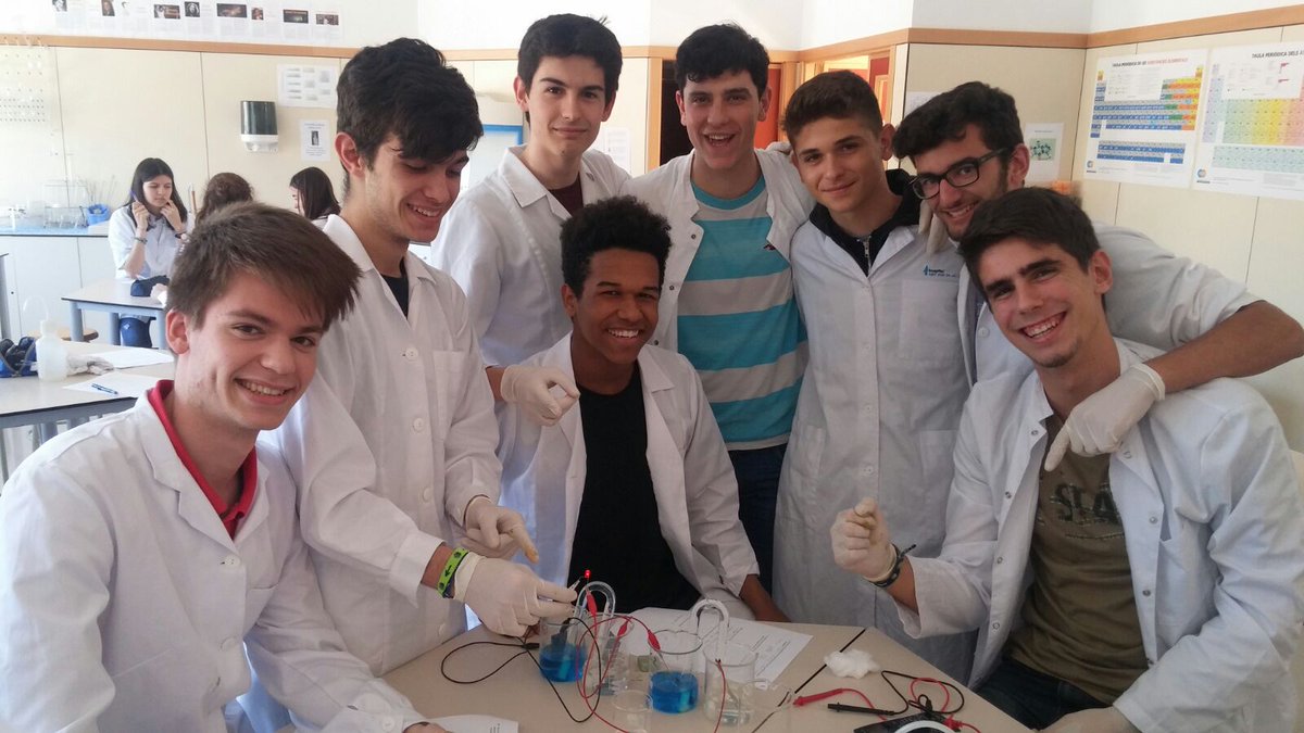PadreDamianSSCC's tweet photo. Fa uns dies els alumnes de #4tESOPD investigaven les 🔋... avui els alumnes de #2nBTXPD han aprofundit en l'electroquímica fent #pràctiques 📝 per preparar-se per les #provespau2018 #quimica #laboratori #practiquesdequimica #aprenemfent https://t.co/fqhH9ktWpZ