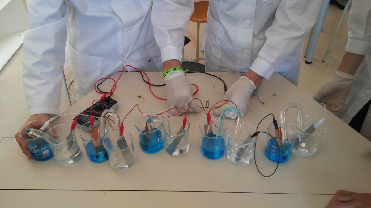 PadreDamianSSCC's tweet photo. Fa uns dies els alumnes de #4tESOPD investigaven les 🔋... avui els alumnes de #2nBTXPD han aprofundit en l'electroquímica fent #pràctiques 📝 per preparar-se per les #provespau2018 #quimica #laboratori #practiquesdequimica #aprenemfent https://t.co/fqhH9ktWpZ