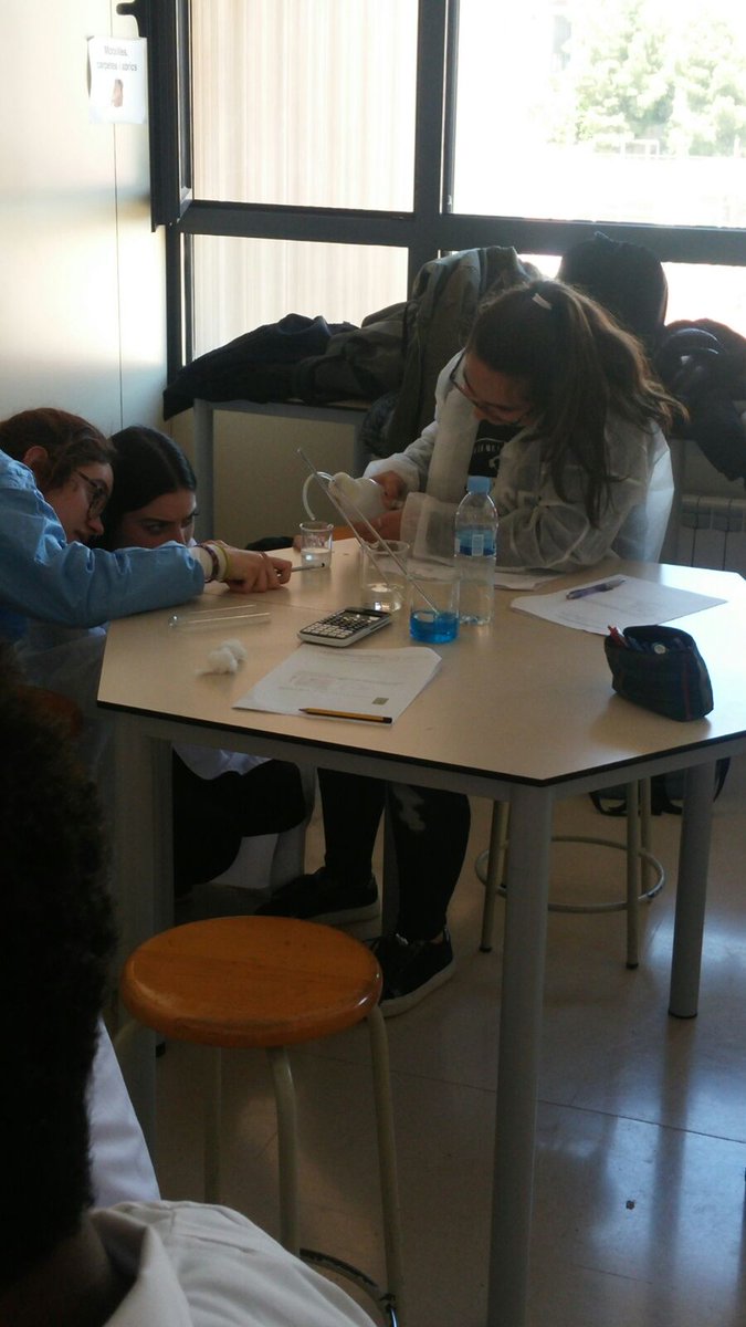 PadreDamianSSCC's tweet photo. Fa uns dies els alumnes de #4tESOPD investigaven les 🔋... avui els alumnes de #2nBTXPD han aprofundit en l'electroquímica fent #pràctiques 📝 per preparar-se per les #provespau2018 #quimica #laboratori #practiquesdequimica #aprenemfent https://t.co/fqhH9ktWpZ