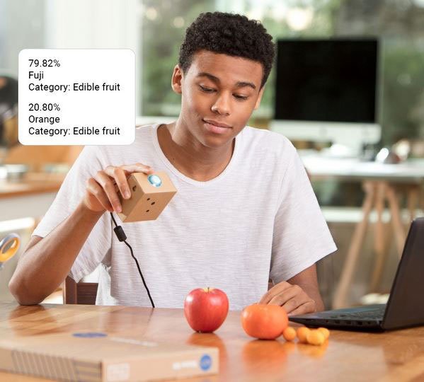 RobotGizmos's tweet image. AIY Vision Kit from Google: DIY AI Kit - goo.gl/xoooPo - #AiKit #Development