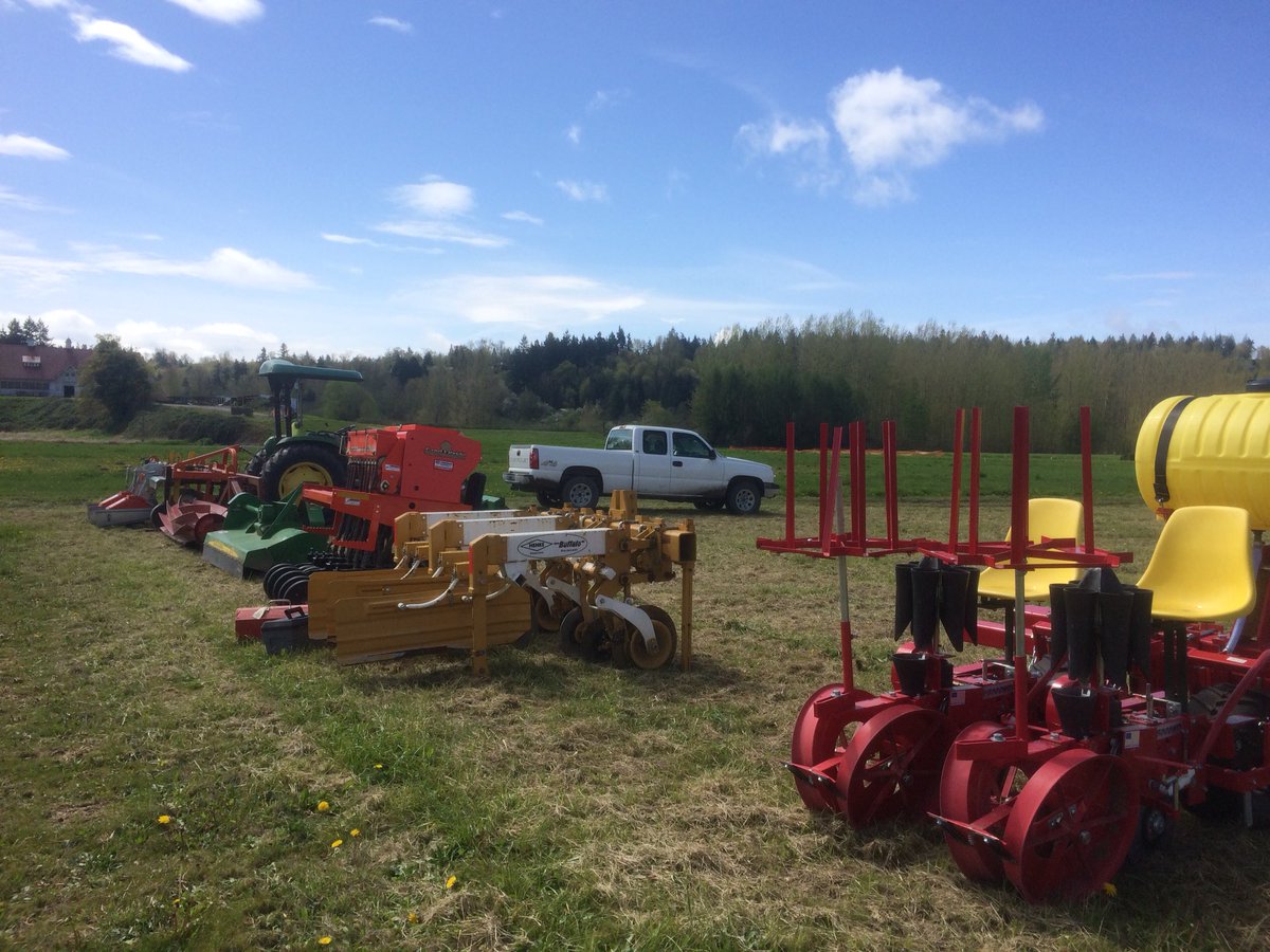WSUPuyallupREC's tweet photo. Beautiful day for a field day ☀️🌤🌾 #covercropmanagement #csanr #fieldday https://t.co/VGWhLS0lhr