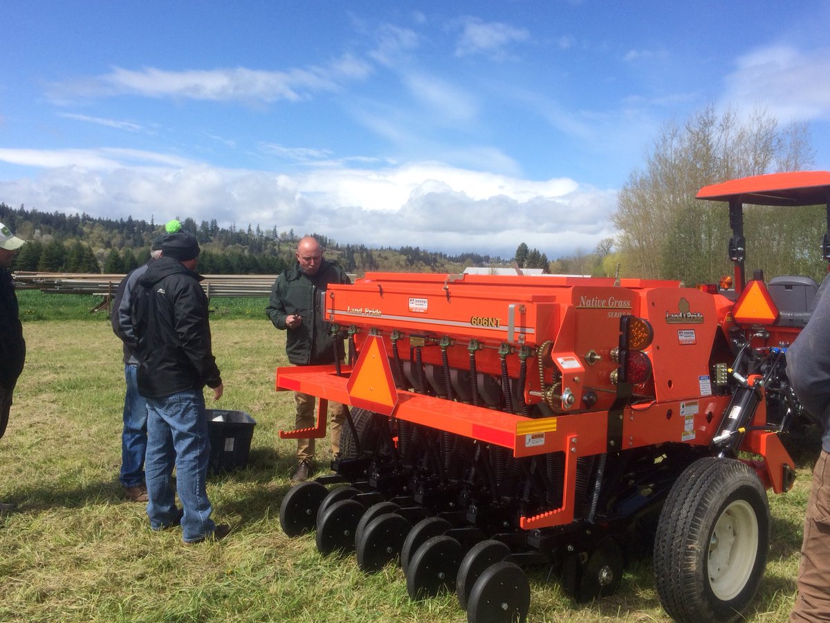 WSUPuyallupREC's tweet photo. Beautiful day for a field day ☀️🌤🌾 #covercropmanagement #csanr #fieldday https://t.co/VGWhLS0lhr