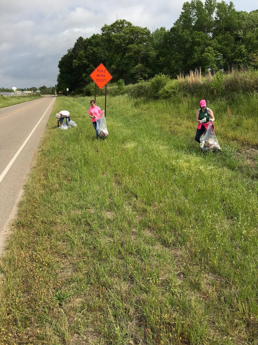 ElmoreComm's tweet photo. Big thanks to @WeAreEAW for participating in our 1st Annual #ECSpringClean2018 #Elmore https://t.co/6ecebbHD7v