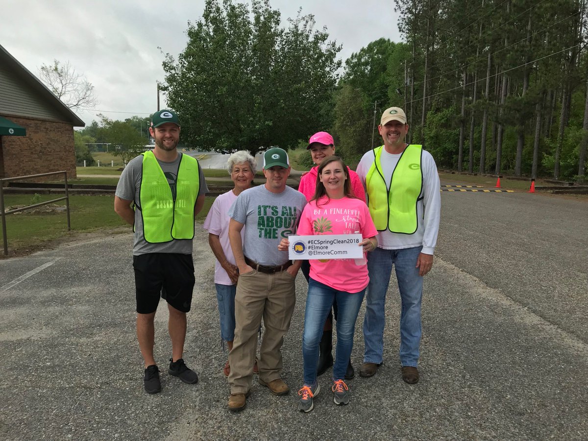 ElmoreComm's tweet photo. Big thanks to @WeAreEAW for participating in our 1st Annual #ECSpringClean2018 #Elmore https://t.co/6ecebbHD7v