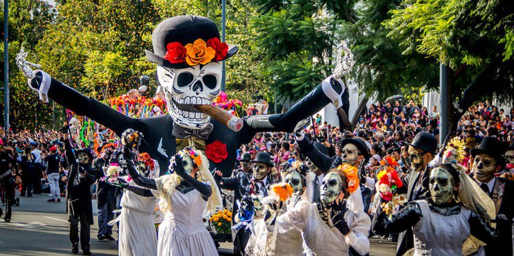 Connaissez-vous le festival des morts au Mexique ? Au mois de juin, Lille propose un événement semblable à cette tradition mexicaine. Crânes colorés, peinture pour visage et parade sont au programme des festivités !

defigrandesecoles.lexpress.fr/lille-2017/201…