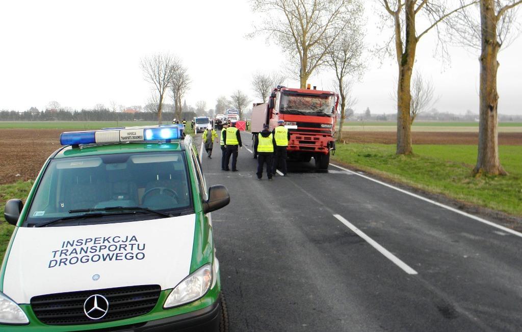 ITD_gov's tweet photo. Do śmiertelnego wypadku z udziałem autobusu przewożącego dzieci i wywrotki wypełnionej żwirem doszło dziś na #DK37 w miejscowości Słowino koło #Darłowo. Dwie osoby zginęły na miejscu. Ustalaniem przyczyn zdarzenia zajmuje się @PolskaPolicja oraz #ITD #Szczecin. https://t.co/g1dEkkdVia