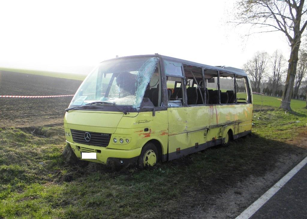 ITD_gov's tweet photo. Do śmiertelnego wypadku z udziałem autobusu przewożącego dzieci i wywrotki wypełnionej żwirem doszło dziś na #DK37 w miejscowości Słowino koło #Darłowo. Dwie osoby zginęły na miejscu. Ustalaniem przyczyn zdarzenia zajmuje się @PolskaPolicja oraz #ITD #Szczecin. https://t.co/g1dEkkdVia