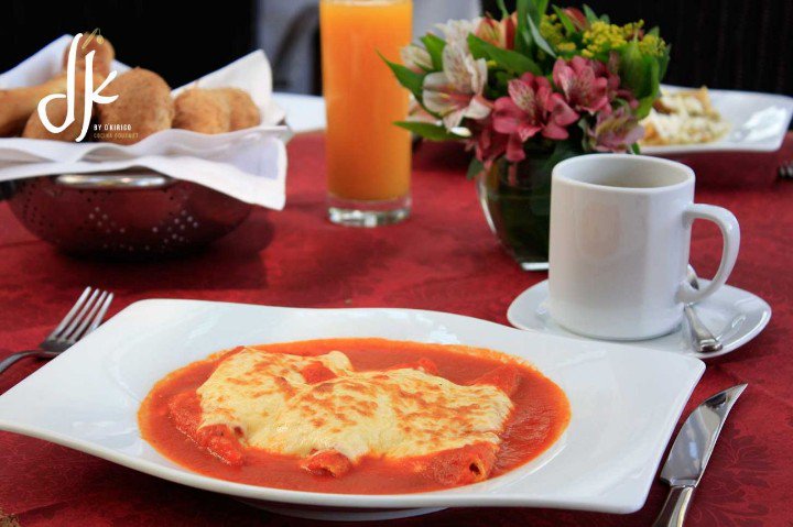 dkirico's tweet photo. Ven con nosotros a desayunar, la mesa está servida y te esperamos para que pruebes nuestras deliciosas #EnchiladasRojas, #EnchiladasVerdes, o #enchiladas con #salsa de #ChileMorita, rellenas de #pollo o #QuesoPanela. ¡Un #AntojitoMexicano que no te puedes perder, #FelizMartes! https://t.co/LP8wi5ytW1