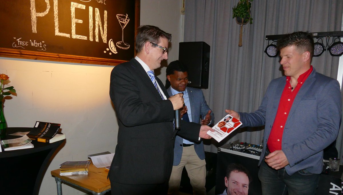 Firt time book writing challenge 7 mensen hebben geleerd binnen paar weken hun boek te schrijven en vandaag 17-04-2018 boeken overhandigd aan schrijvers in Emmen (Allemaal eerste keer boek schrijven)