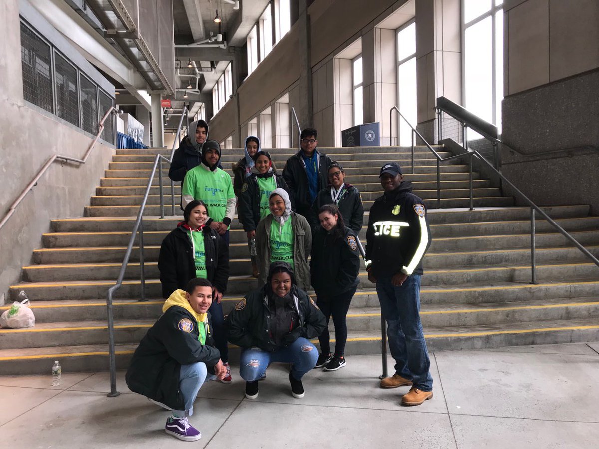 NYPD44Pct's tweet image. Our #NYPDExplorers braved the cold to help participants of the @DamonRunyon @runyon5k at @yankeestadium this weekend! #finishstrong