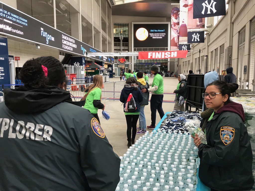 NYPD44Pct's tweet image. Our #NYPDExplorers braved the cold to help participants of the @DamonRunyon @runyon5k at @yankeestadium this weekend! #finishstrong