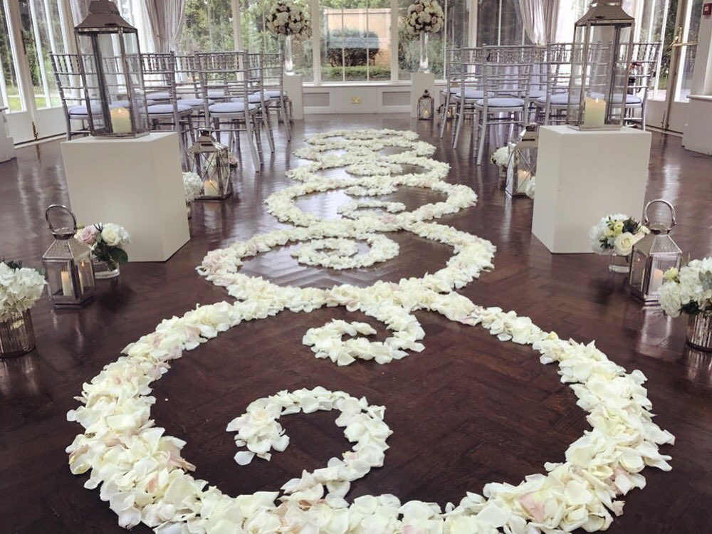 Aisle goals at @CarlowrieCastle for Hayley &amp; Chris.