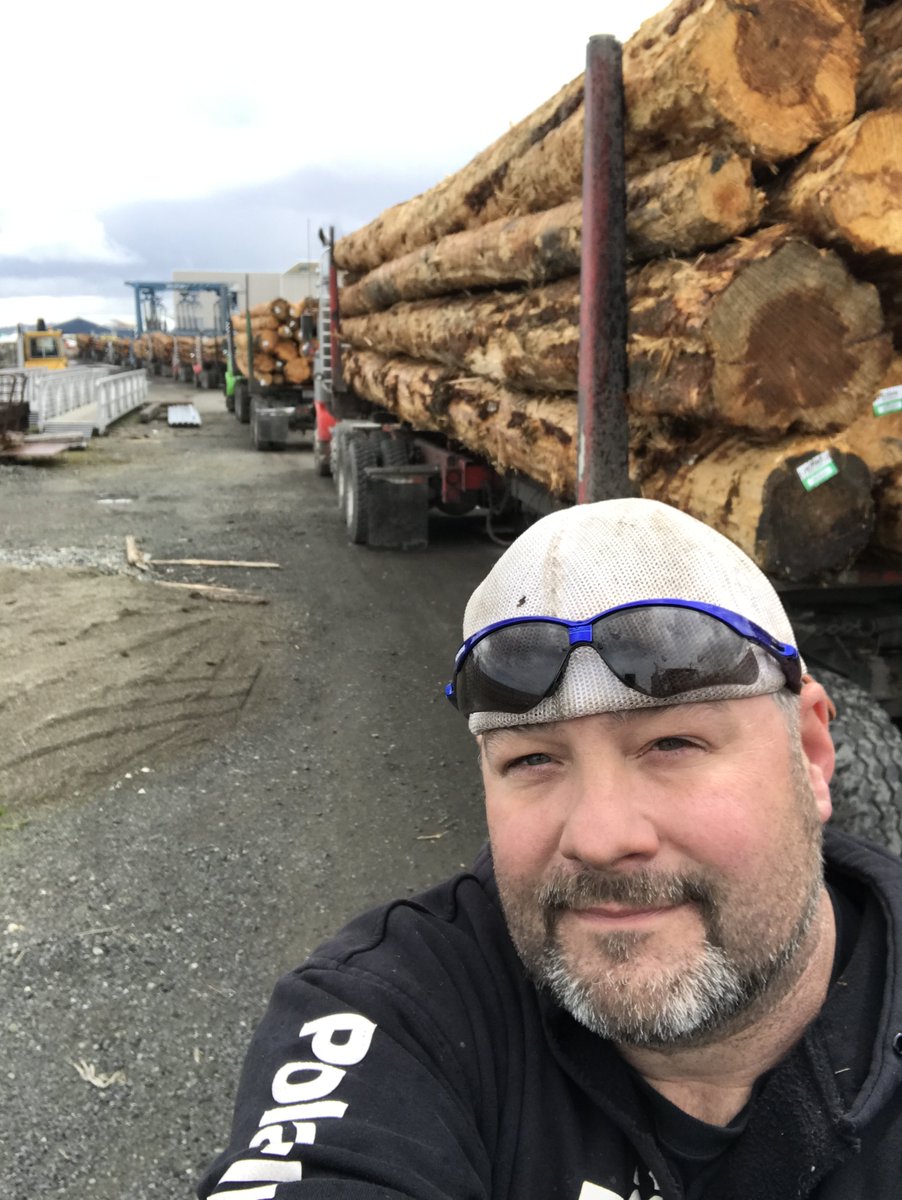GOT WOOD😜😜 helping haul a little wood to the ship today👍👍👍 and training a new driver👍 #logtrucking #lovegettingmuddy have a great and safe day everyone 👍👍