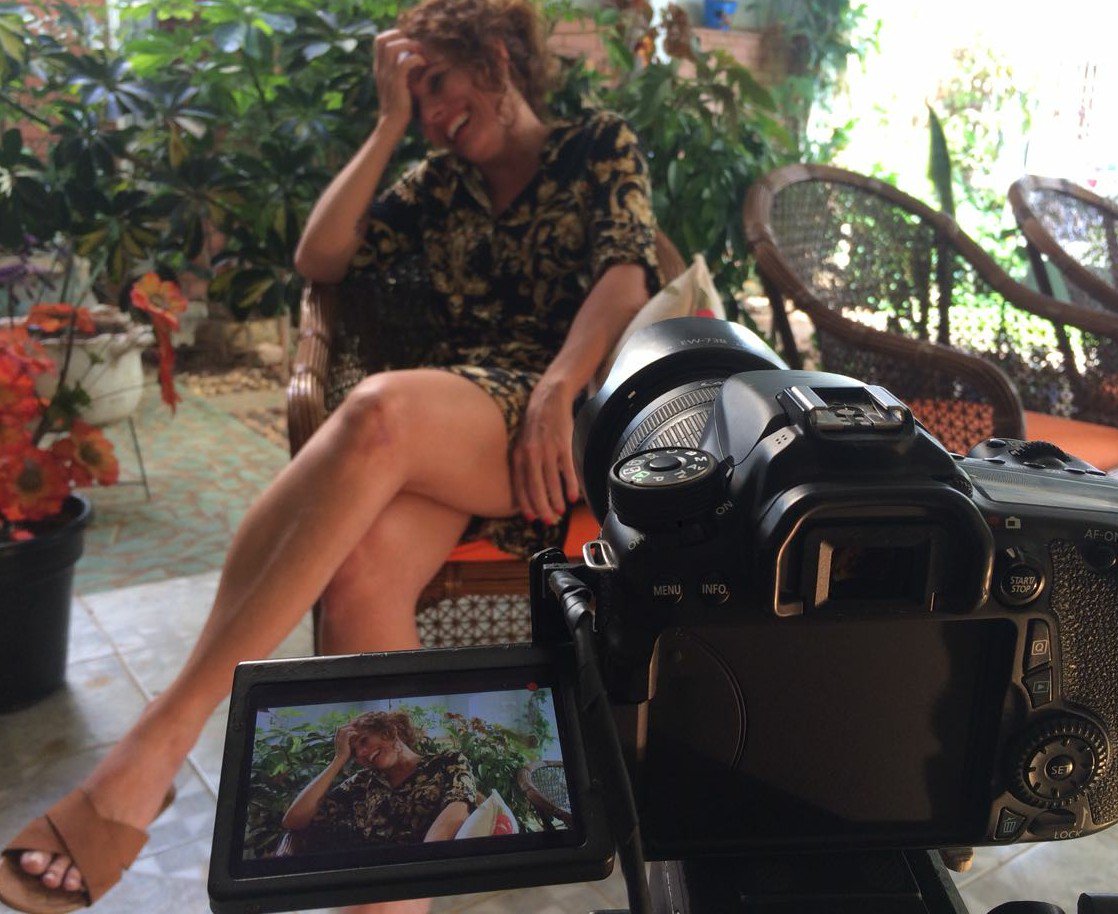 CinemaCrisoff's tweet photo. Set de filmagem do doc. Laene, a poeta. Cristina Reis dirigindo. Atriz Roberta Costa . #trabalho #Crisoff #Cinema #Markingoff #Documentario #Laeneapoeta #Crisoffcinema https://t.co/gGb7jSwtwJ