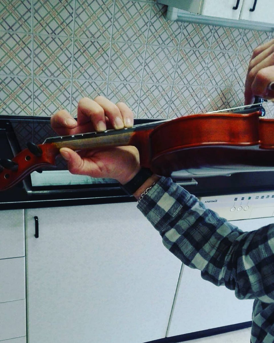 AnnalisaDesi1's tweet photo. Impariamo la posizione della mano sinistra. Allievo alla seconda lezione. 🎻🎻🎻🎶🎶🎶

#adviolinteacher #violin #violino #violine #violinstudent #violinteacher #allievodiviolino #lesson #secondlesson #music #musica #musike #violinlesson #violinist #violinista #ilovemyjob https://t.co/4fOfGjcxpa