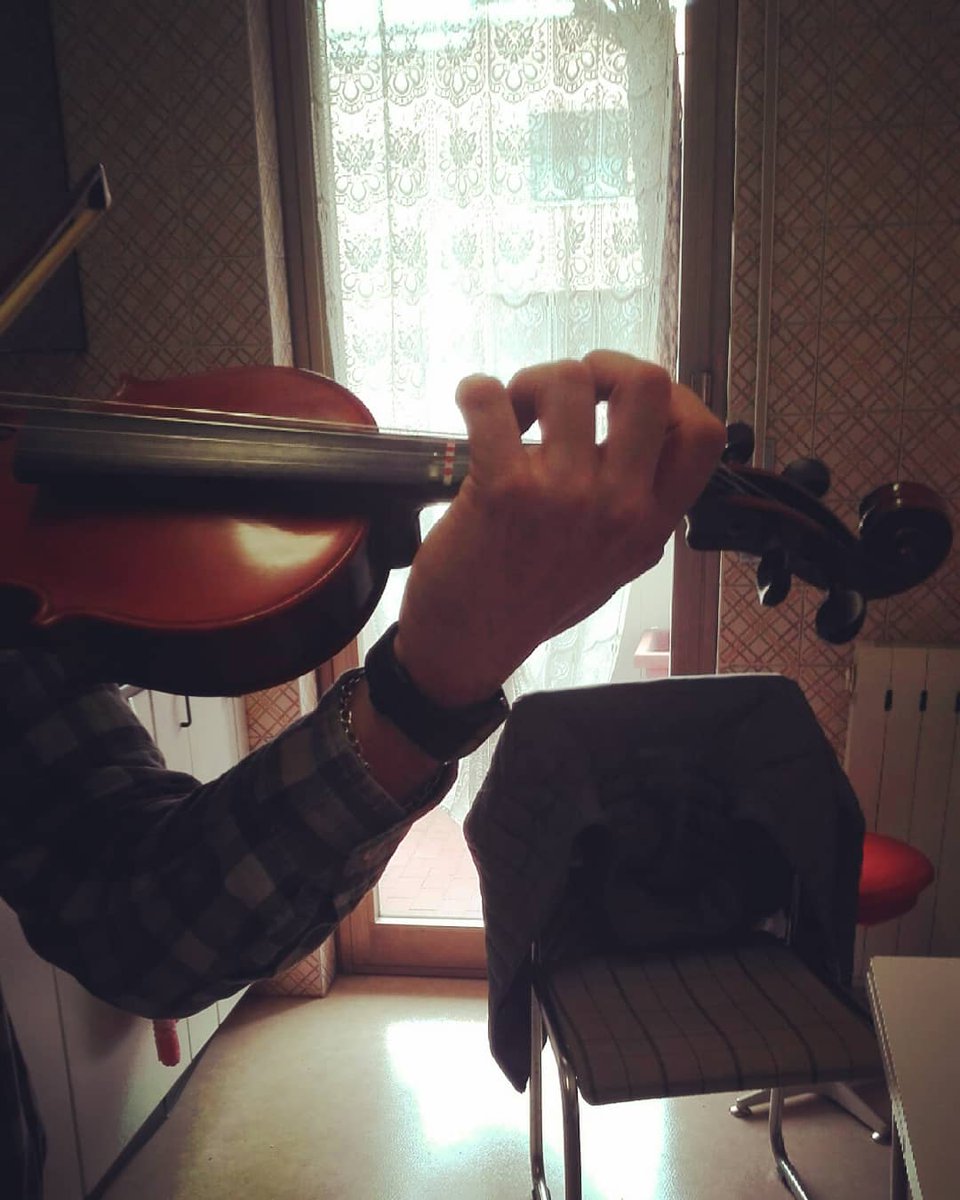 AnnalisaDesi1's tweet photo. Impariamo la posizione della mano sinistra. Allievo alla seconda lezione. 🎻🎻🎻🎶🎶🎶

#adviolinteacher #violin #violino #violine #violinstudent #violinteacher #allievodiviolino #lesson #secondlesson #music #musica #musike #violinlesson #violinist #violinista #ilovemyjob https://t.co/4fOfGjcxpa