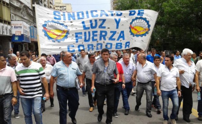 tobiranomu's tweet photo. #Ahora Hablamos con Dante Maldonado de @LuzyFuerzaCba sobre la medida que llevan adelante los trabajadores de @EpecOficial debido a las intenciones de recorte del Convenio Colectivo de Trabajo #ConelConvenioNO 💪✊🤛 https://t.co/5V1xNQK8OO