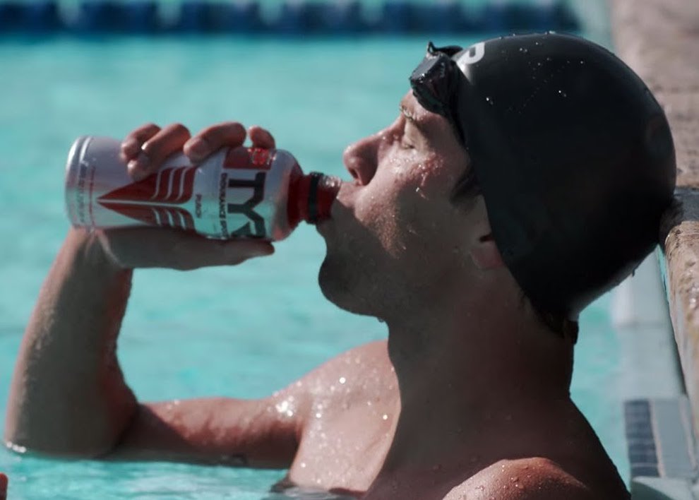 Quick sip to refuel mid-workout <a href="/MattGrevers/">Matt Grevers</a> #JustGetMade #drinktyr