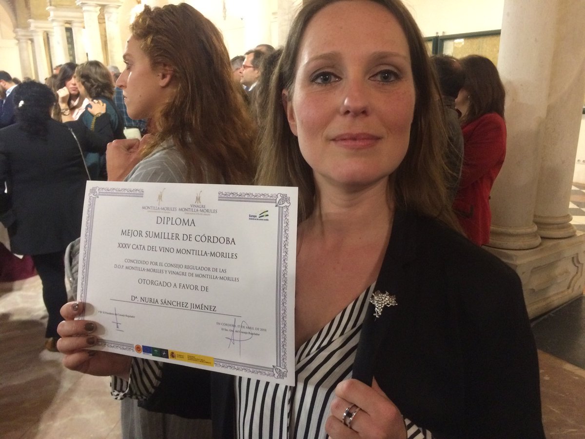 celia_rest's tweet photo. Nuestra compañera de sala Nuria Sánchez premio mejor sumiller 2018 de la DOP Montilla-Moriles 👏🏻👏🏻👏🏻 @vinosdomm #35CataDelVino https://t.co/BCVqRJkk58