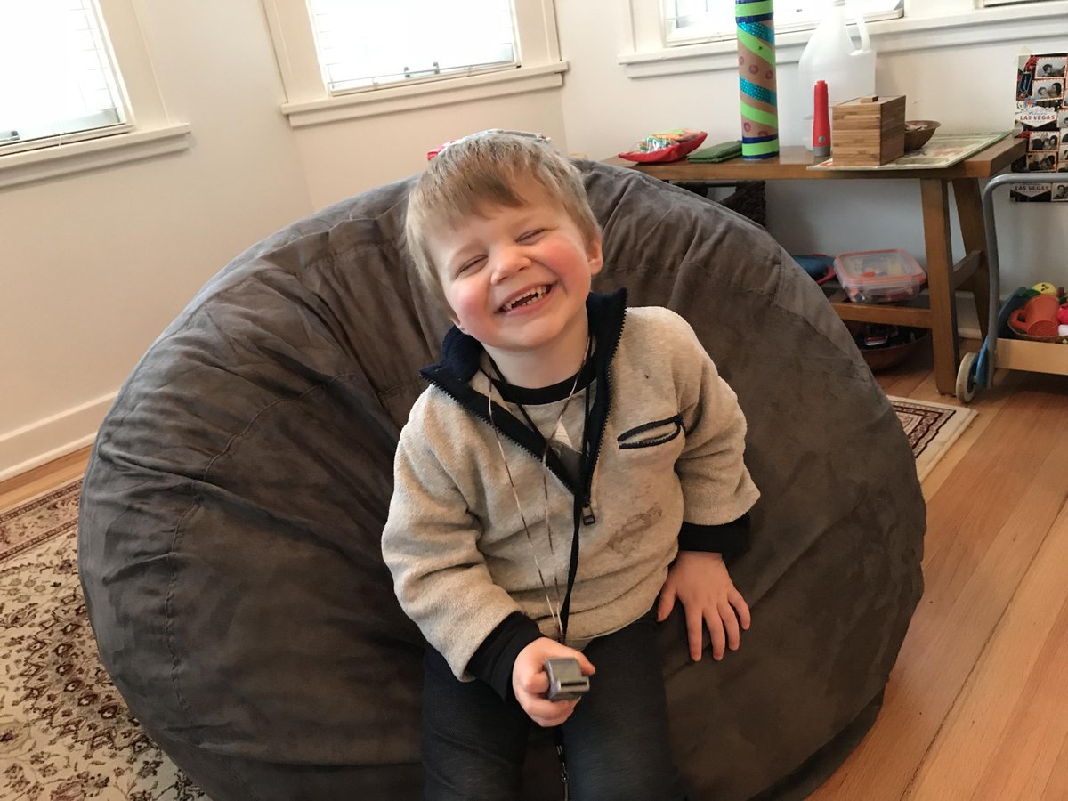 SumoloungeCan's tweet photo. Dan Steevers And The Little One Try Out Our Chair!

https://t.co/hGpBeskzgm https://t.co/EB71fV7b7j