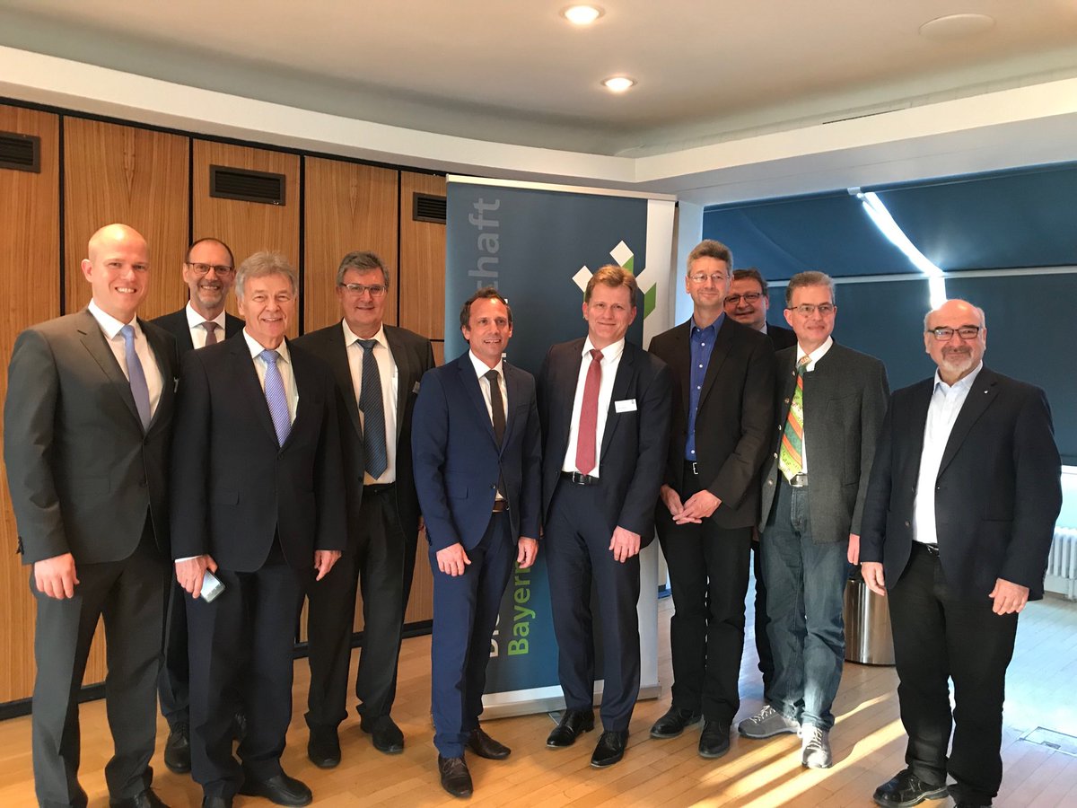 VdWBayern's tweet photo. Parlamentarischer Abend des @VdWBayern mit den @fwlandtag. Für mehr bezahlbaren #Wohnungsbau in #Bayern brauchen wir preisgünstiges #Bauland, schnellere Genehmigungsverfahren, niedrigere Baukosten und eine Verstetigung der Wohnraumfördermittel https://t.co/0UMWQA6uxc