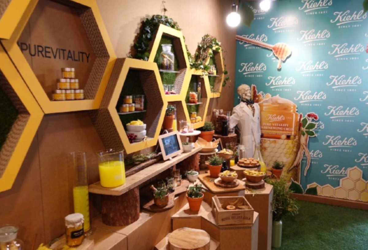 kcornerusa's tweet photo. Our custom-made 100% eco-friendly honeycomb themed shop display for @Kiehls pop-up store attracts more than bees. #sustainability #interior #innovation #design #paper #cardboard #future #recycled #decor #retail #beauty #media https://t.co/4izEHCn0mK