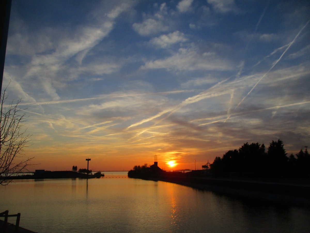 ctvdheijden's tweet photo. Uitzicht nwe haven #gemharderwijk #zonsondergang @WaterfrontHwijk @WizardWeather @DSunsets @LincsSkies @CloudAppSoc @ThePhotoHour @BestSunsetPhoto @gjfotos @Photo_az @PicBallot @PicPoet @500pxrtg @metoffice @SevereWeather_N @MeteoGroupWeer @WNLVandaag @EarthandClouds #zon #hwijk https://t.co/qkJWRPLchG