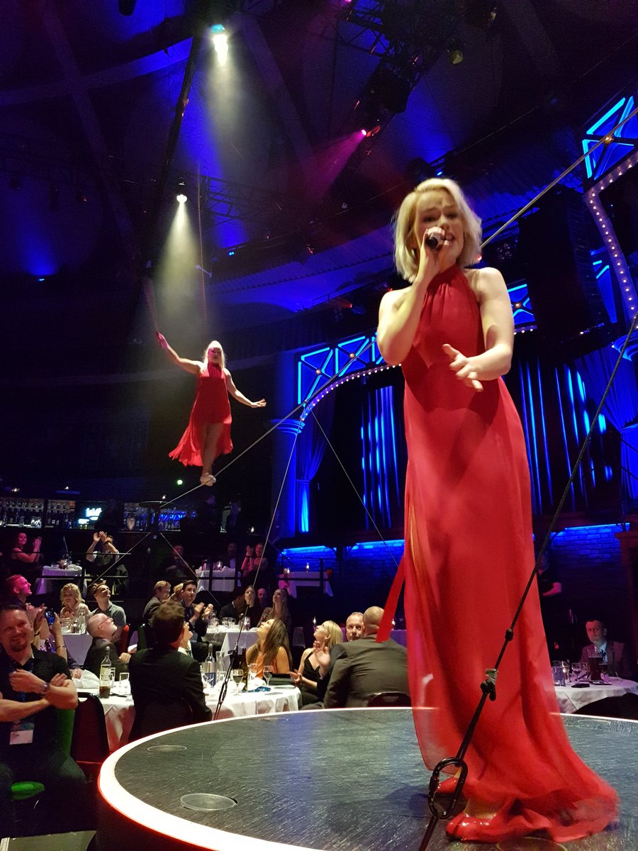 Chantie1507's tweet photo. Een avond met een goud randje! #EMS_2018 https://t.co/kr4Qlcodkc