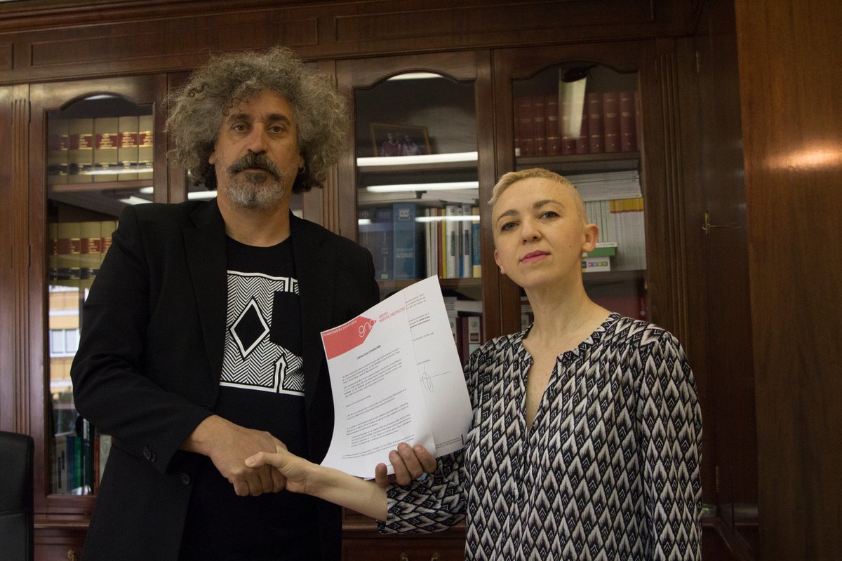 demasiadopesto's tweet photo. Hoy FASE 2 de "#SantaVárvara 970€ de libertad y artillería" en la que hemos firmado un contrato de coproducción entre esta performance y el espectáculo en proceso "Várvara" de Bárbara Sánchez para el @sevillafeSt en las oficinas y con la plantilla de @GNP_Grupo Fts d @salvagil_ https://t.co/elk2ChXNdf