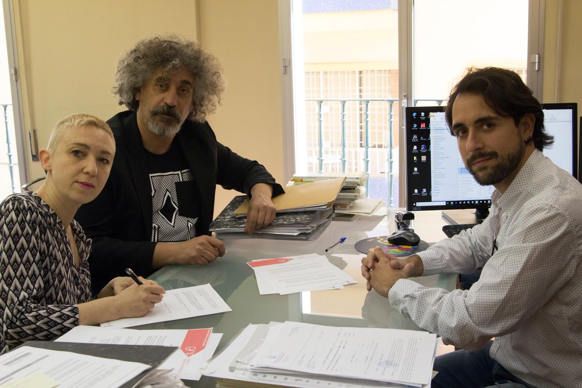 demasiadopesto's tweet photo. Hoy FASE 2 de "#SantaVárvara 970€ de libertad y artillería" en la que hemos firmado un contrato de coproducción entre esta performance y el espectáculo en proceso "Várvara" de Bárbara Sánchez para el @sevillafeSt en las oficinas y con la plantilla de @GNP_Grupo Fts d @salvagil_ https://t.co/elk2ChXNdf