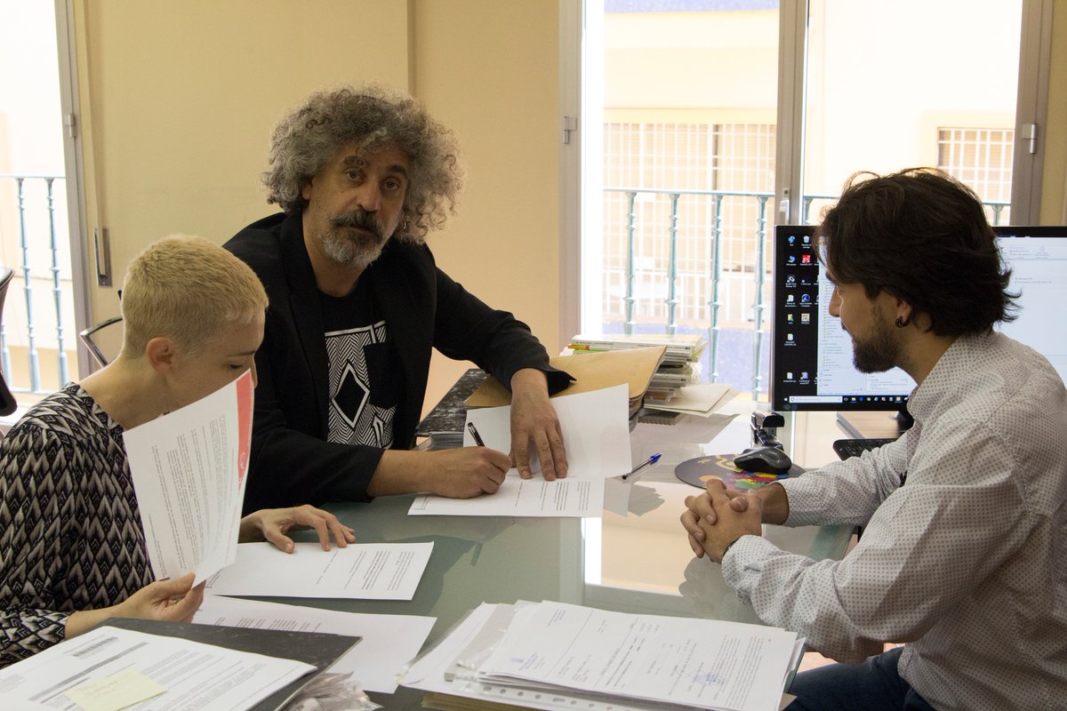 Hoy FASE 2 de "#SantaVárvara 970€ de libertad y artillería" en la que hemos firmado un contrato de coproducción entre esta performance y el espectáculo en proceso "Várvara" de Bárbara Sánchez para el <a href="/sevillafeSt/">Sevilla feSt</a> en las oficinas y con la plantilla de <a href="/GNP_Grupo/">GrupoNuevosProyectos</a> Fts d @salvagil_